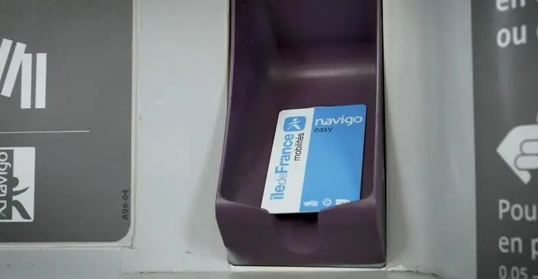 Tarjeta Navigo Easy en dispensador de transporte público en París