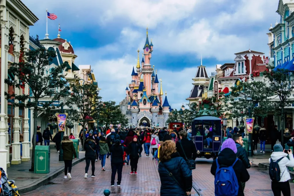 Visitantes entrando al parque Disneyland París