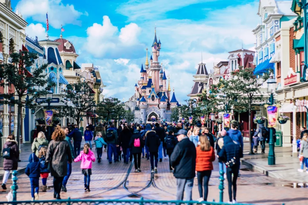 Vista de Main Street, U.S.A. en Disneyland París, con edificios de estilo victoriano y vehículos antiguos.