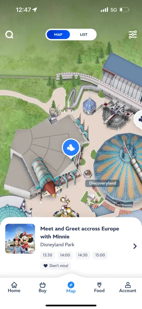 Mapa de Discoveryland en Disneyland París con atracciones icónicas.