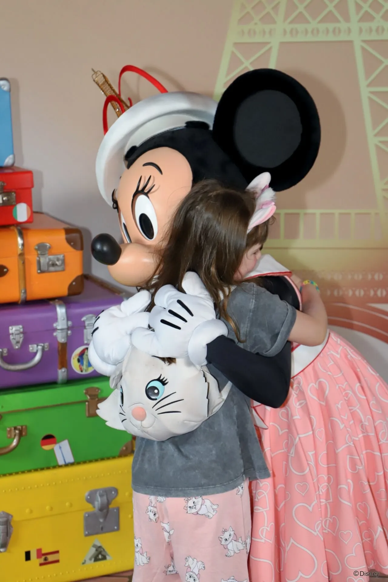 Niña abrazando a Minnie Mouse en Videopolis, Disneyland París.