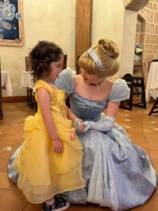 Niña en Desayuno con personajes Disney o princesas
