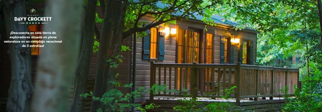 Cabañas del Davy Crockett Ranch en Disneyland París rodeadas de naturaleza.