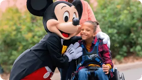 Mickey con una niña con Pase Prioritario Disneyland París