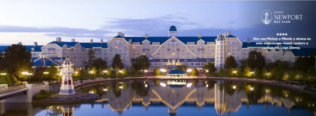 Hotel Newport Bay Club frente al Lago Disney iluminado al atardecer.