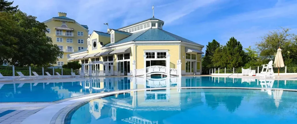 Piscina exterior hotel New Port