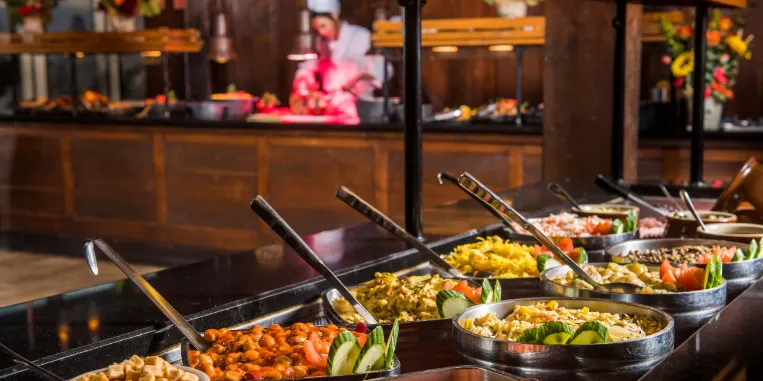 Buffet de comida variada en Disneyland París