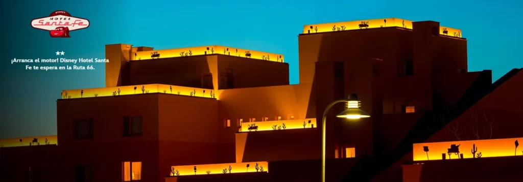 Fachada iluminada del Disney Hotel Santa Fe