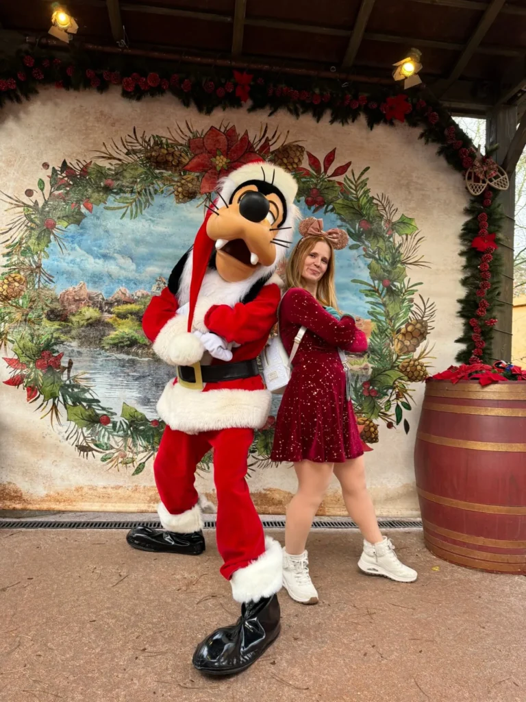 Saludar personajes en Disneyland París Goofy con Ingrid posando para foto