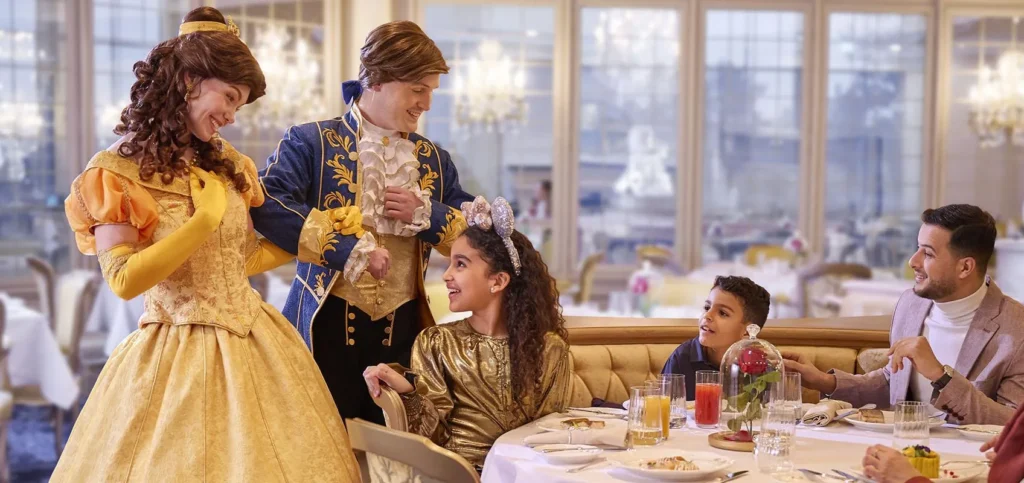 Cena mágica con los personajes de Disney en La Table de Lumière