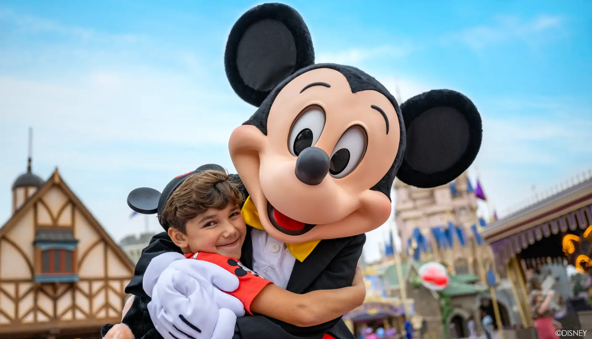 La regla del abrazo, Mickey abrazando a un niño
